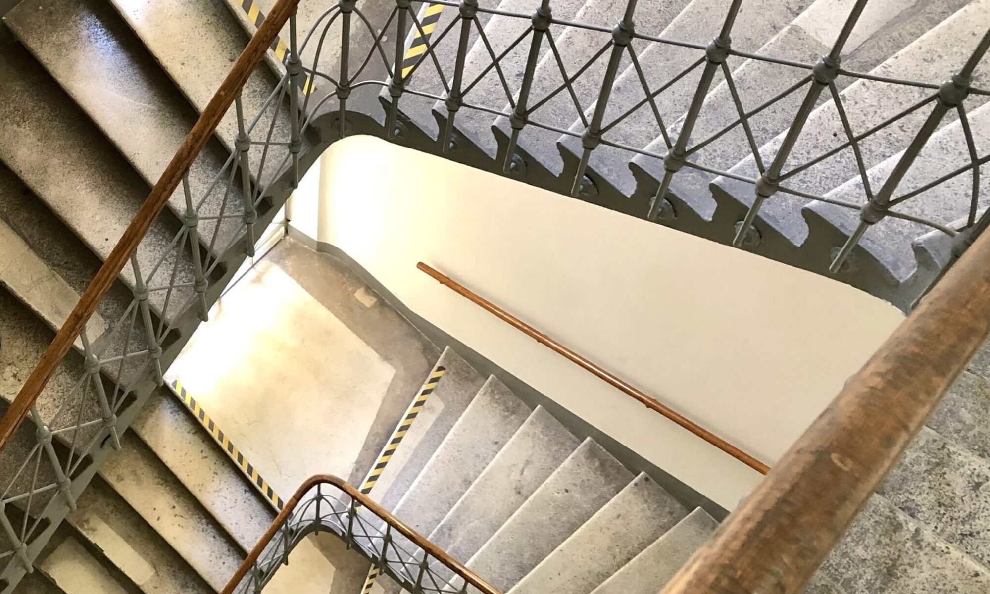 Stiegenhaus des Seiteneingangs zum Institut für Soziologie der Universität Wien - verschiedene Ebenen übereinander